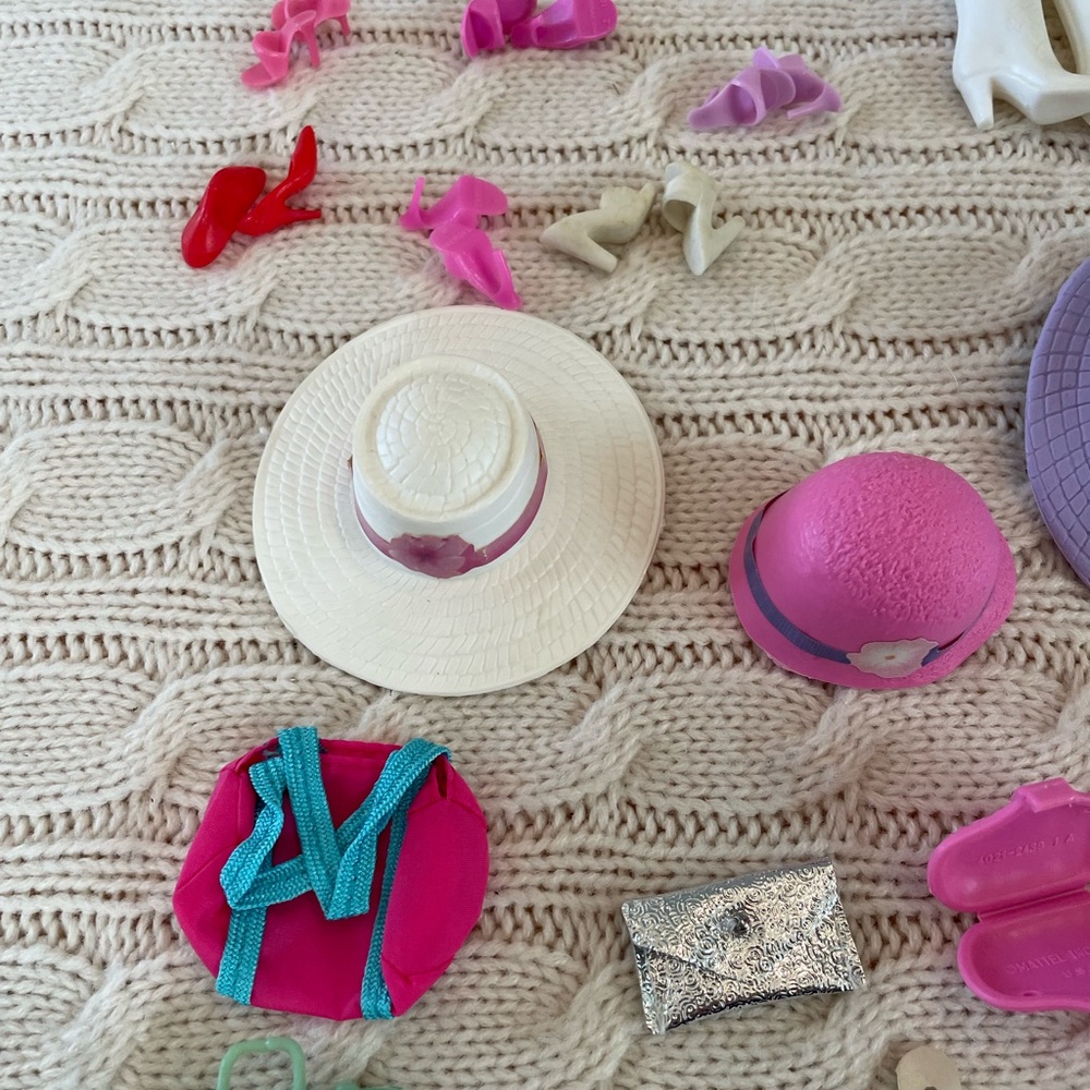 VTG 1980s Barbie accessory lot. 25 pcs: shoes/cowboy boots, purses, belts, bags - Picture 3 of 13